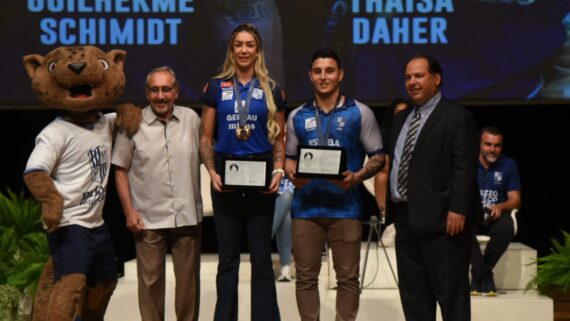 Thaisa e Guilherme Schimidt foram homenageados pelo Minas (foto: Gladyston Rodrigues/EM D.A Press)