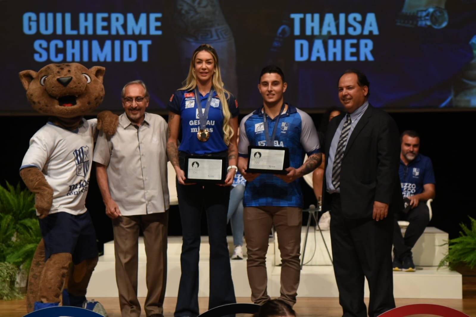 Thaisa e Guilherme Schimidt foram homenageados pelo Minas (foto: Gladyston Rodrigues/EM D.A Press)