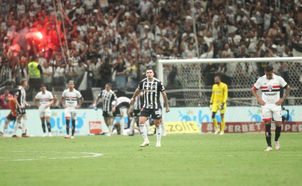 Jogadores de Atlético e São Paulo na Arena MRV (foto: Edesio Ferreira/EM/D.A Press)