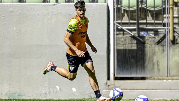 Paulinho, lateral-esquerdo do América Sub-20 (foto: Mourão Panda/América)