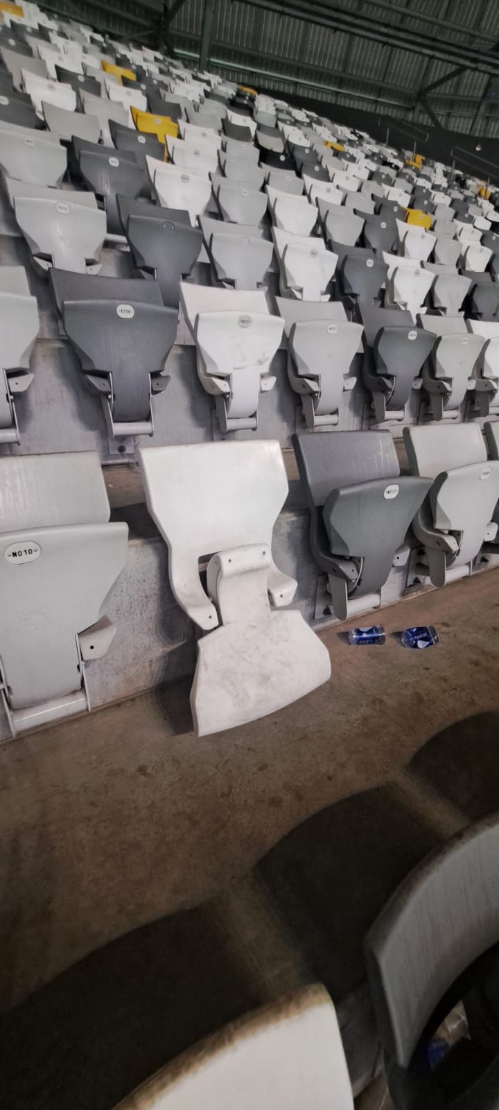 Torcedores do Fluminense vandalizaram a Arena MRV após derrota para o Atlético na Libertadores