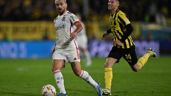 Jogadores de Flamengo e Peñarol (foto: Eitan Abramovich/AFP)