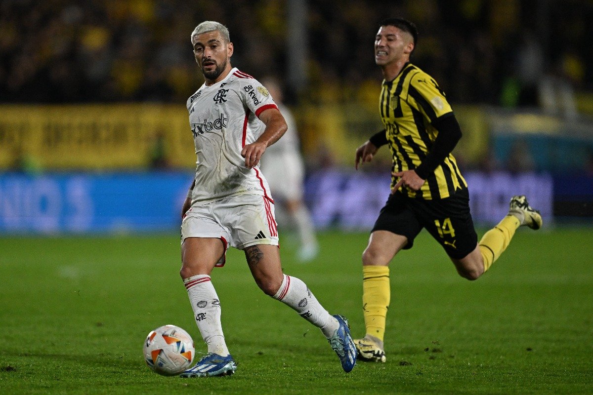 Jogadores de Flamengo e Peñarol (foto: Eitan Abramovich/AFP)