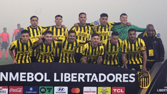 Jogadores do Peñarol antes de jogo contra o Flamengo (foto: Peñarol / Flamengo)