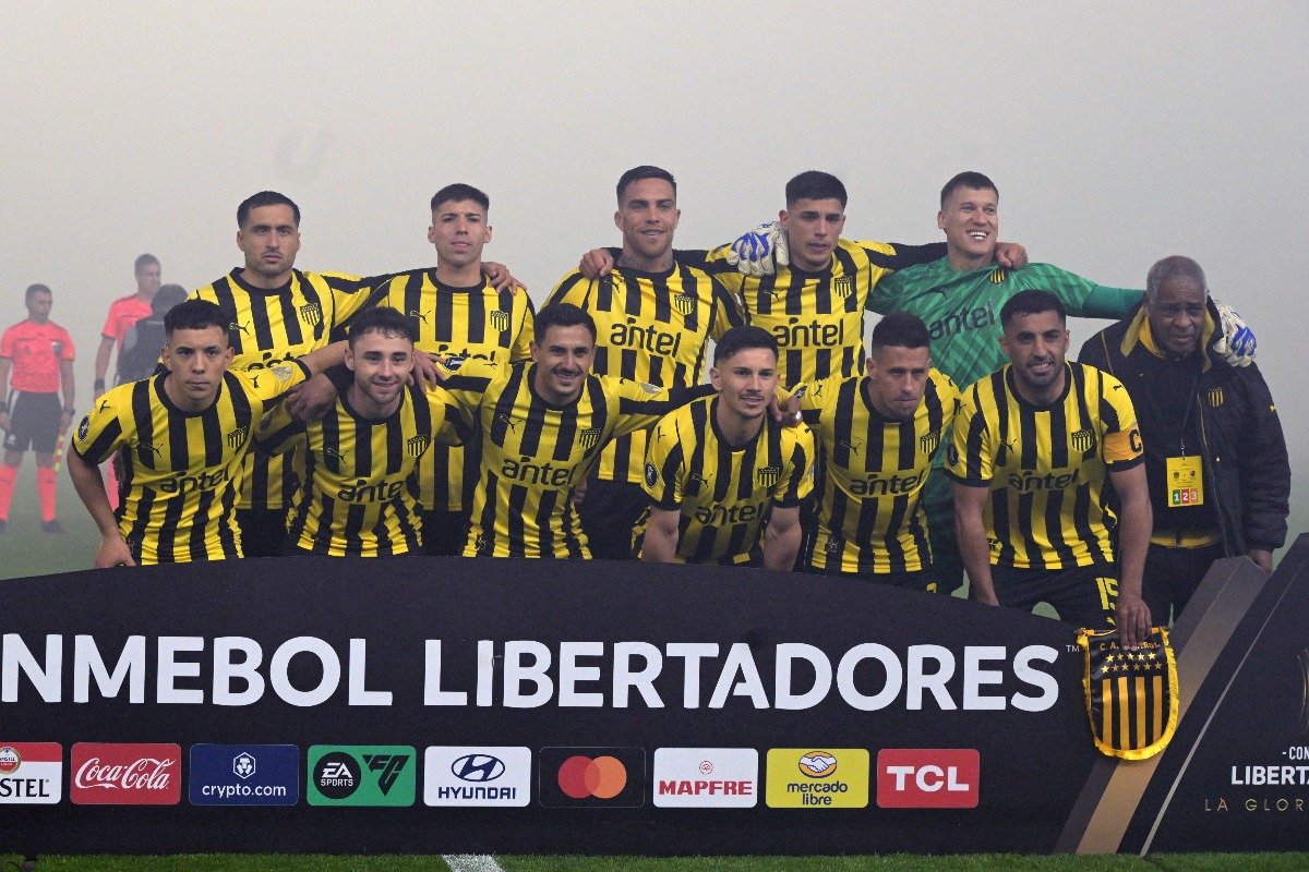 Jogadores do Peñarol antes de jogo contra o Flamengo (foto: Peñarol / Flamengo)