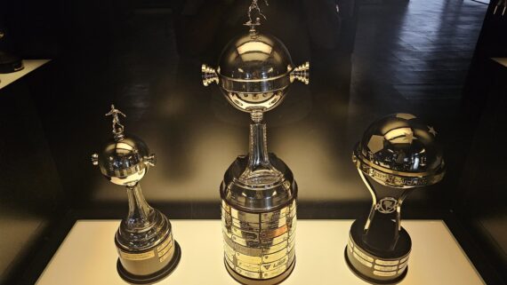 Troféus no Museu da Conmebol (foto: João Victor Pena/No Ataque)