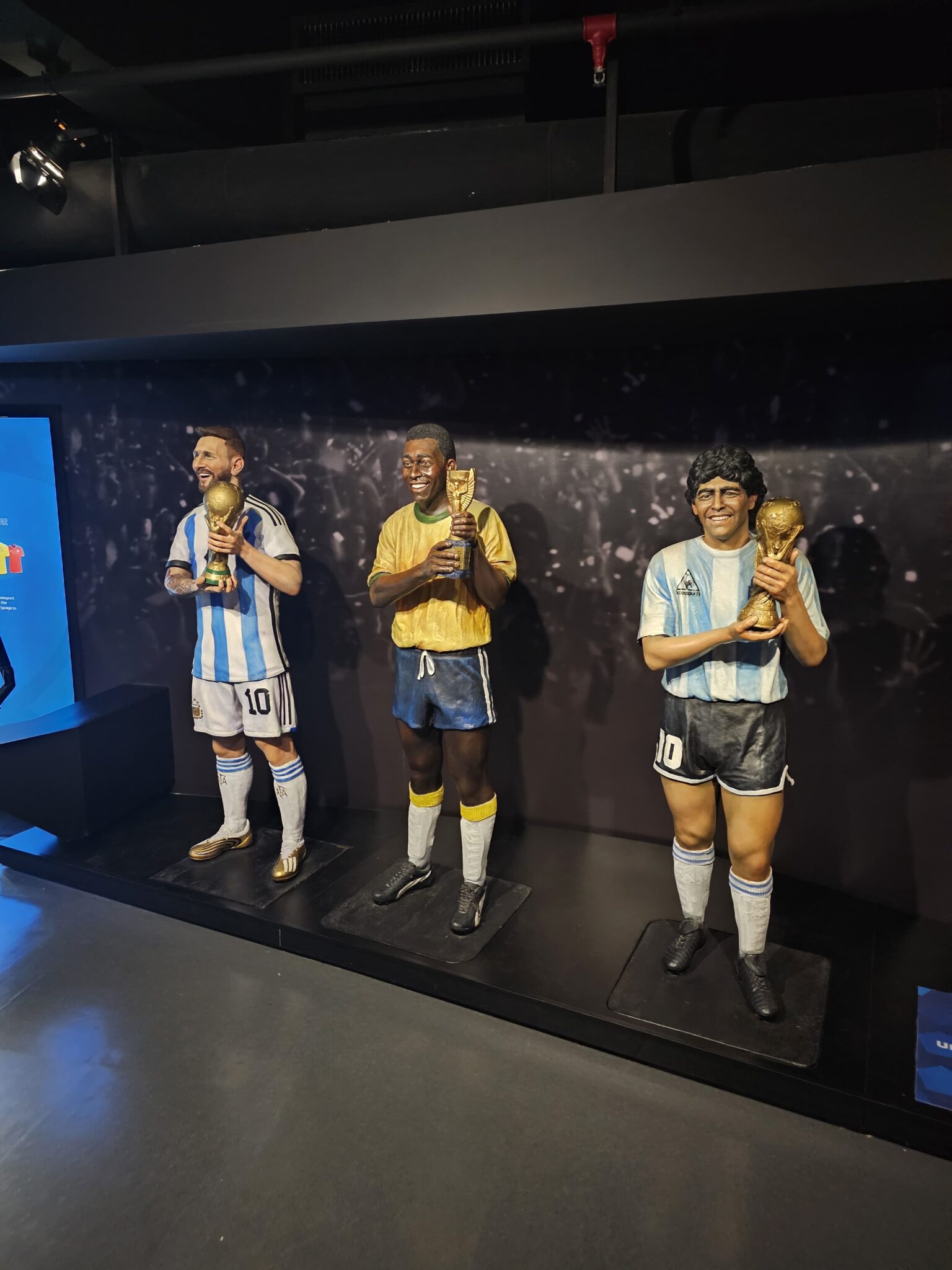 Estátuas de Messi, Pelé e Maradona no Museu Conmebol