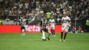 Alonso, zagueiro do Atlético, em ação contra o São Paulo na Arena MRV (foto: Edésio Ferreira/EM/D.A Press)