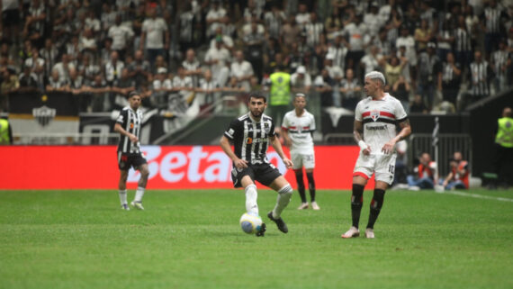 Alonso, zagueiro do Atlético, em ação contra o São Paulo na Arena MRV (foto: Edésio Ferreira/EM/D.A Press)