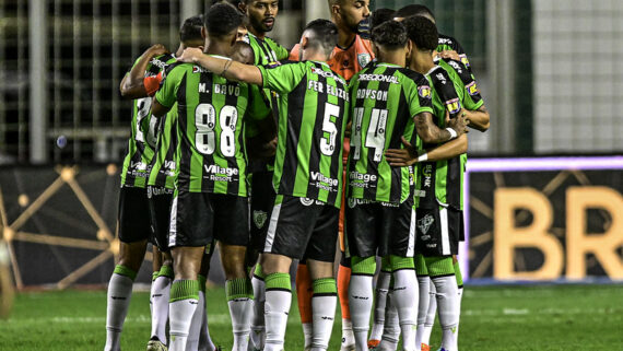 Jogadores do América reunidos em campo (foto: Mourão Panda/América)