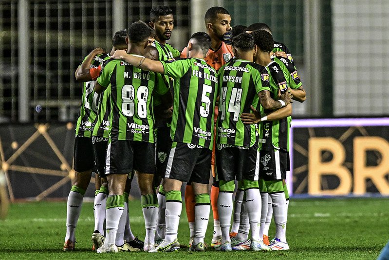 Jogadores do América reunidos em campo (foto: Mourão Panda/América)