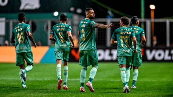 Jogadores do América comemorando gol sobre o Paysandu, pela Série B (foto: Mourão Panda/América)