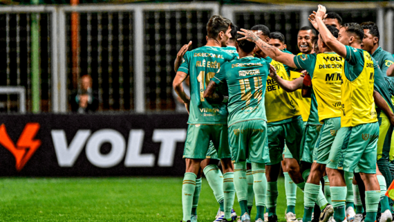 Jogadores do América comemorando gol na Série B (foto: Mourão Panda/América)