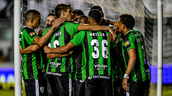 Jogadores do América comemorando gol sobre Ponte Preta (foto: Mourão Panda/América)