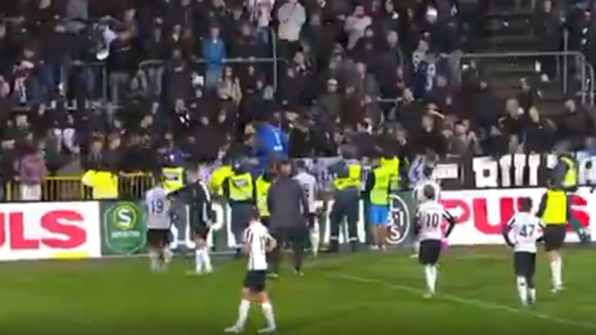 Vídeo: jogador briga com torcedores do próprio time na arquibancada após derrota em clássico