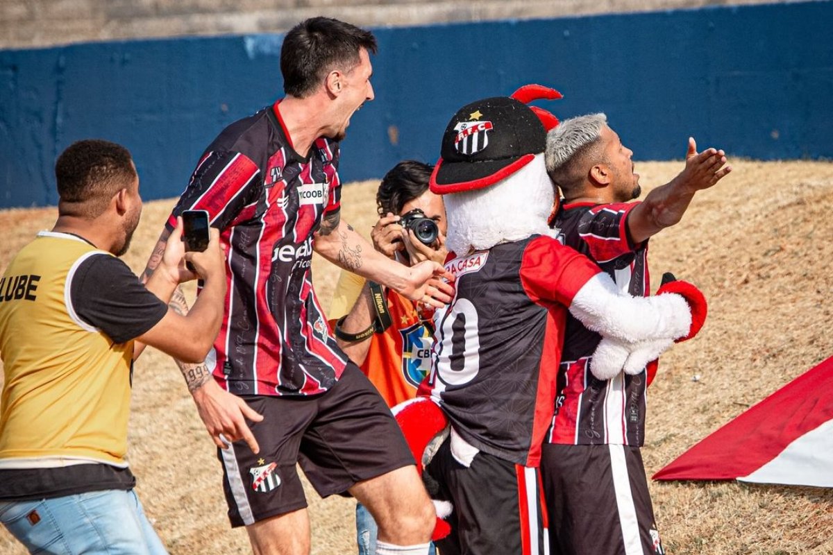 Jogadores do Retrô comemorando (foto: DIvulgação / Anápolis)