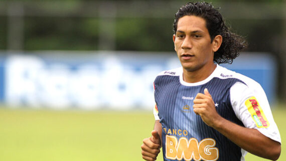 Anderson Lessa durante treino do Cruzeiro na Toca da Raposa 2 em 2010 (foto: Washington Alves/VIPCOMM)