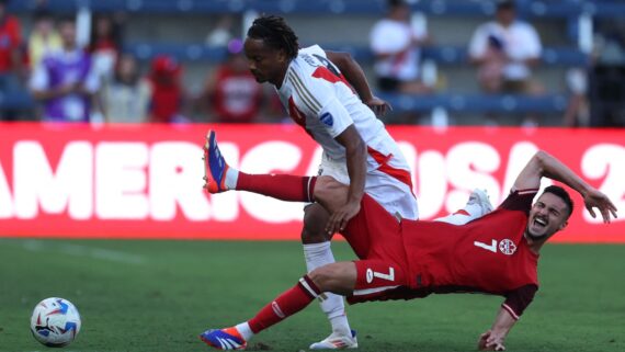 André Carrillo em ação com a camisa do Peru (foto: Jamie Squire/AFP)