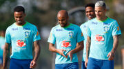 Arana ao lado do atacante Lucas Moura (centro) e do zagueiro Gabriel Magalhães (esquerda) em treino da Seleção no CT do Caju (foto: Rafael Ribeiro/CBF)