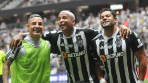 Arana, Deyverson e Hulk durante vitória do Atlético sobre o Bragantino - Crédito: 