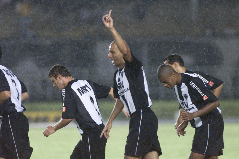 Jogadores do Atlético comemoram gol sobre o Estrela do Norte no Mineirão - (foto: Jorge Gontijo/Estado de Minas)