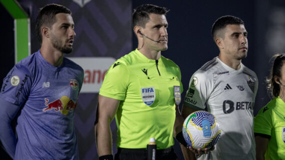 Cleiton e Battaglia antes de duelo entre Bragantino e Atlético (foto: Pedro Souza/Atlético)