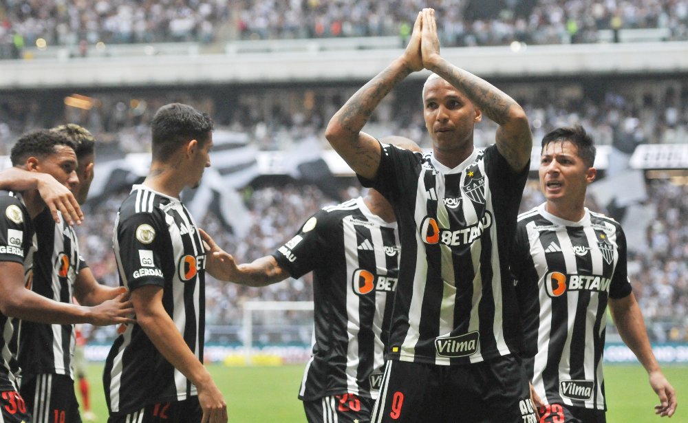 Deyverson e companheiros comemoram gol do Atlético diante do Bragantino na Arena MRV - (foto: Gladyston Rodrigues/EM/D.A Press)