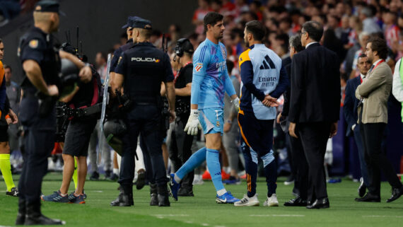 Arbitragem parou a partida após o time da casa arremessar objetos em direção ao goleiro do Real Madrid (foto: OSCAR DEL POZO / AFP)