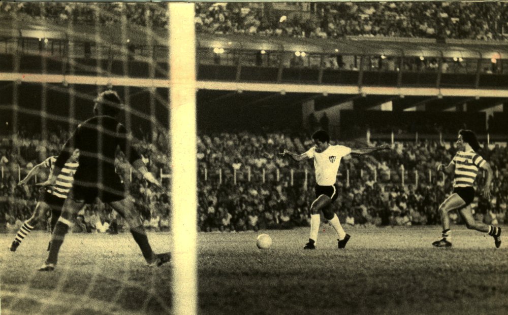 Lance de Dadá Maravilha, ex-atacante do Atlético, diante do Sporting-POR, no Mineirão (foto: Arquivo EM)