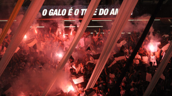 Torcedores do Atlético em jogo contra o Fluminense na Arena MRV (foto: Alexandre Guzanshe/EM/DA.Press)