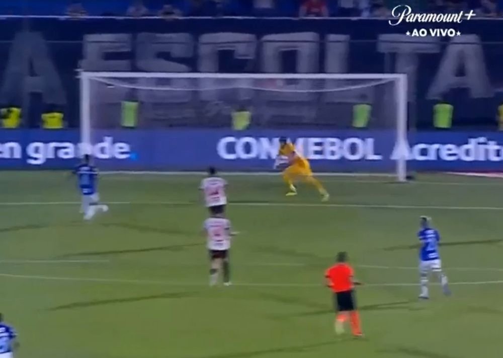 Gol perdido por Kaiki, do Cruzeiro, na partida contra o Libertad (foto: Reprodução/Paramount)