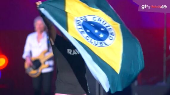 Arnel Pineda, do Journey, mostra bandeira do Brasil com símbolo do Cruzeiro no Rock in Rio (foto: Reprodução/Multishow)