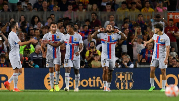 Holandês Depay, o segundo da direita para a esquerda, comemora gol ao lado de companheiros do Barcelona (foto: Josep Lago/AFP)