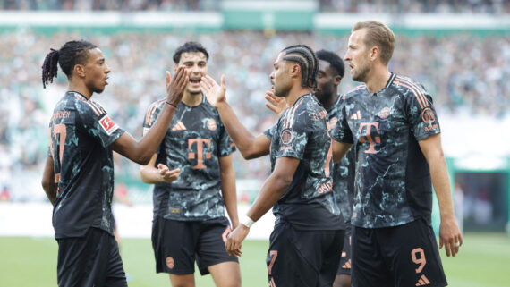 Jogadores do Bayern de Munique comemoram gol marcado diante do Werder Bremen, pelo Campeonato Alemão (foto: Axel Heimken/AFP)