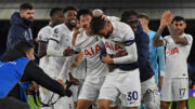 Bentancur (direita) e Son (esquerda) celebram vitória do Tottenham na Premier League (foto: GLYN KIRK/AFP)