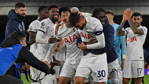 Bentancur (direita) e Son (esquerda) celebram vitória do Tottenham na Premier League (foto: GLYN KIRK/AFP)