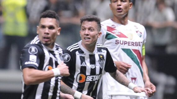 Bernard (centro) em ação pelo Atlético durante duelo contra o Fluminense pela Libertadores (foto: Alexandre Guzanshe/EM/D.A Press)