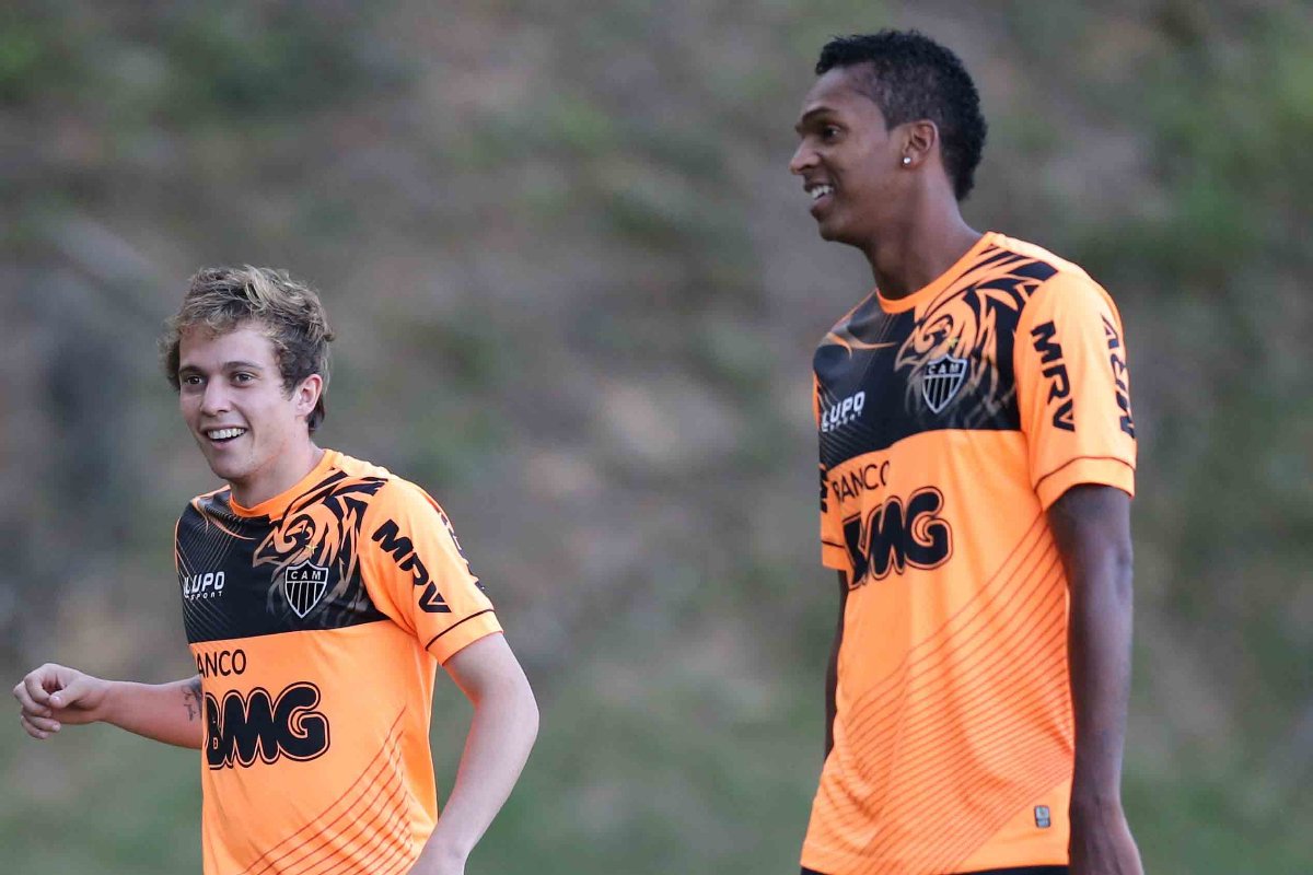 Bernard ao lado de Jô em treino do Atlético (foto: Rodrigo Clemente/EM/D.A Press - 10/05/2013)