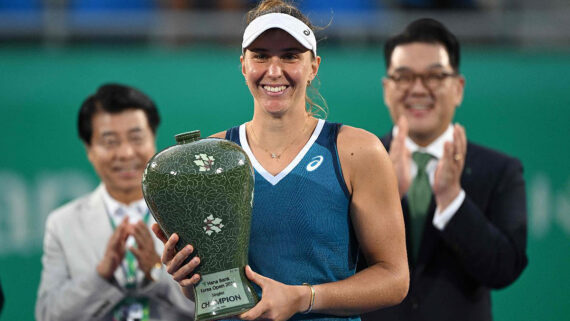 Bia Haddad com o troféu do WTA 500 de Seul (foto: Jung Yeon-je / AFP)