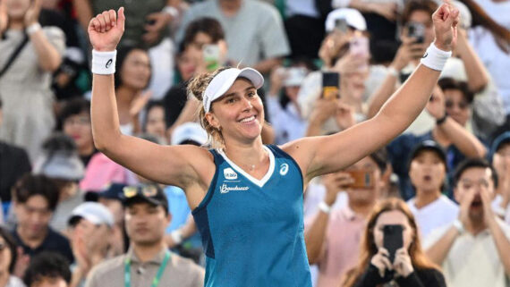 Bia Haddad Maia celebra vitória na final do WTA 500 de Seul (foto: Jung Yeon-je / AFP)