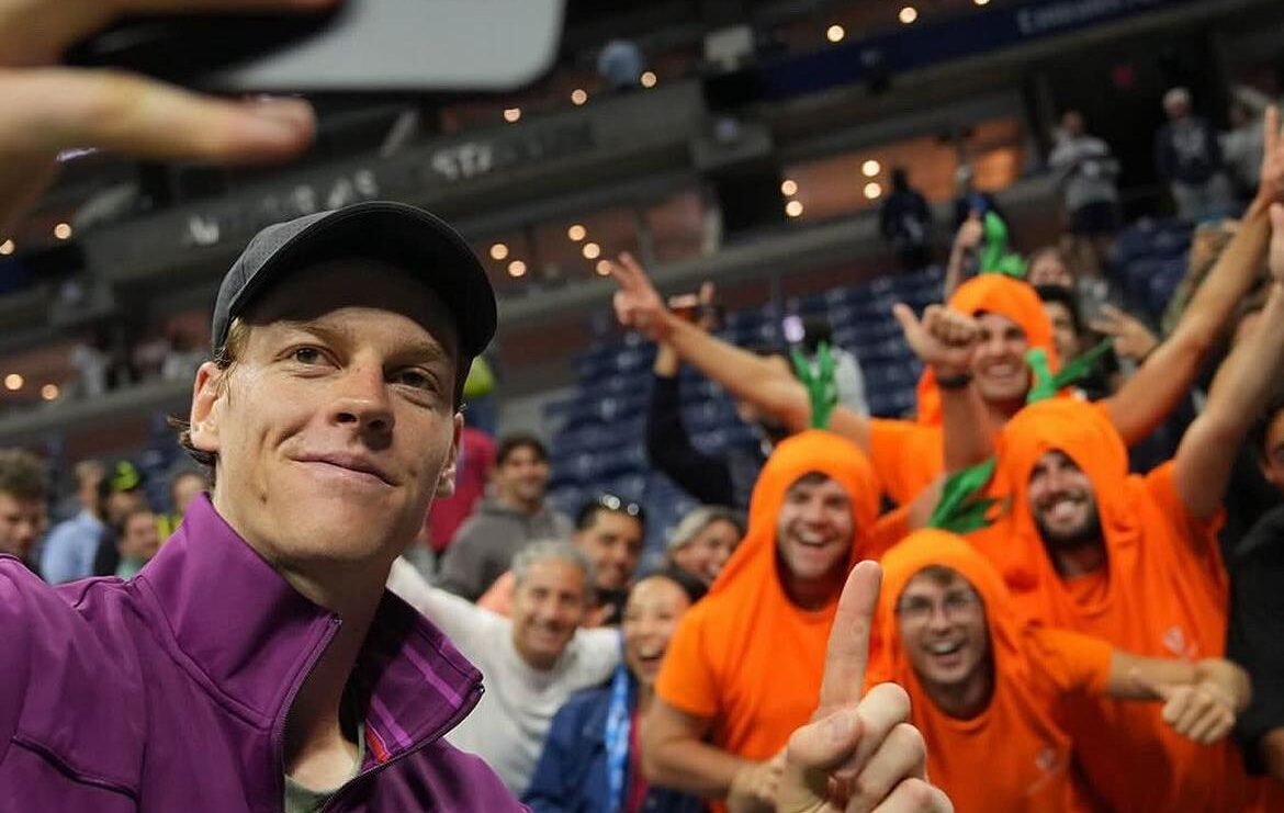 Sinner e torcedores fantasiados de cenoura (foto: Reprodução/Instagram)