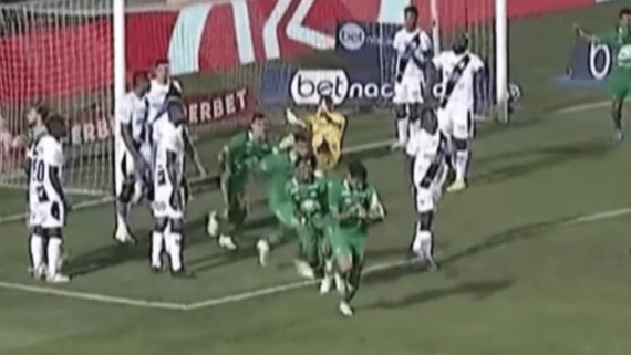 João Paulo, zagueiro da Chapecoense, comemorando gol sobre a Ponte Preta, pela Série B (foto: Reprodução/Canal GOAT)