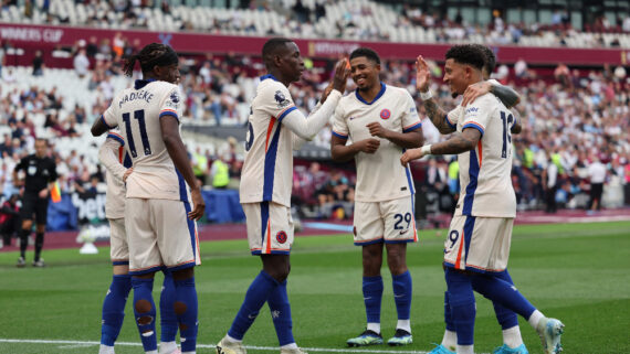 Jogadores do Chelsea celebram gol diante do West Ham pelo Campeonato Inglês (foto: Adrian Dennis)