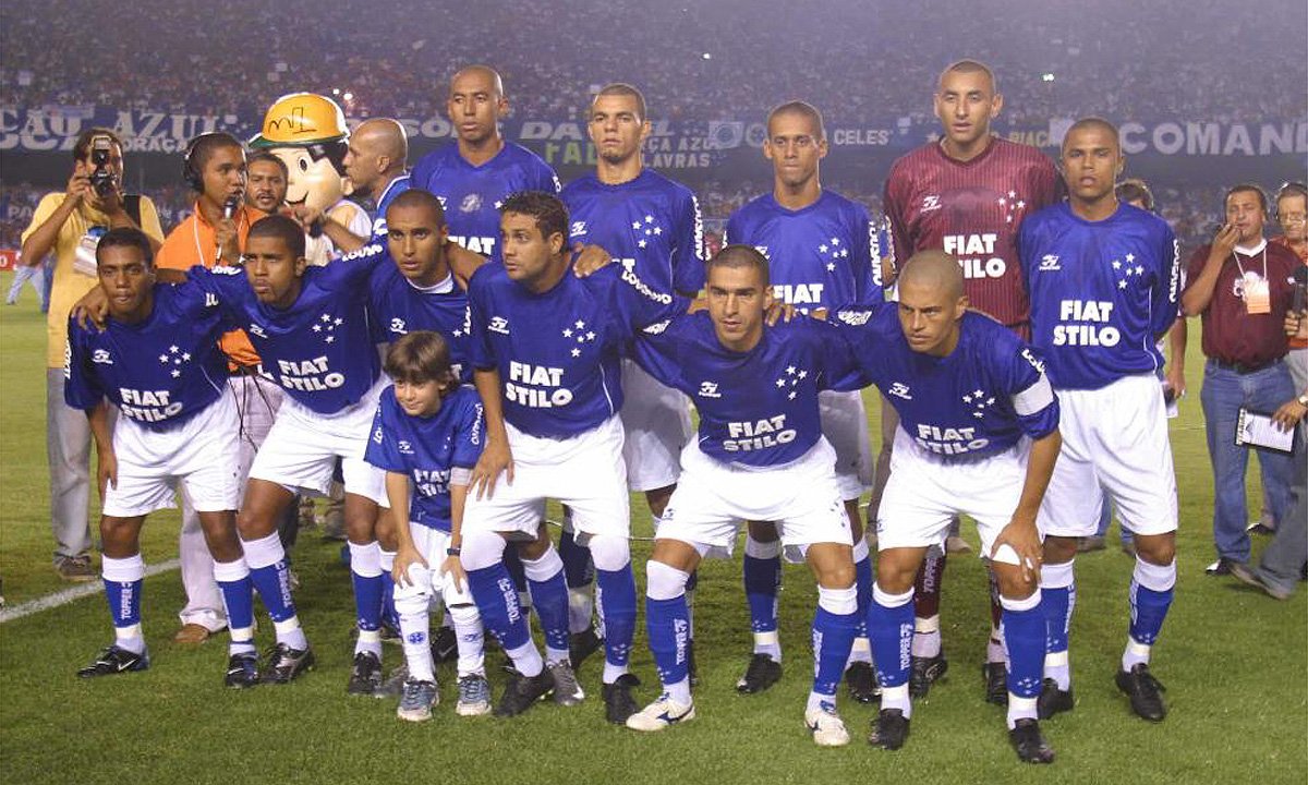 Time do Cruzeiro antes da final da Copa do Brasil de 2003 (foto: Auremar de Castro/Estado de Minas - 11/06/2003)