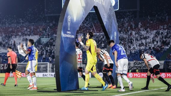 Jogadores do Cruzeiro em jogo contra o Libertad no Defensores del Chaco (foto: Gustavo Aleixo/Cruzeiro)