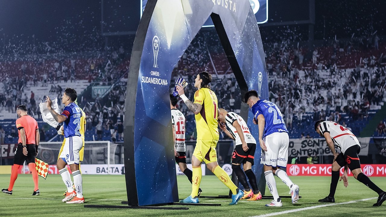 Jogadores do Cruzeiro em jogo contra o Libertad no Defensores del Chaco (foto: Gustavo Aleixo/Cruzeiro)