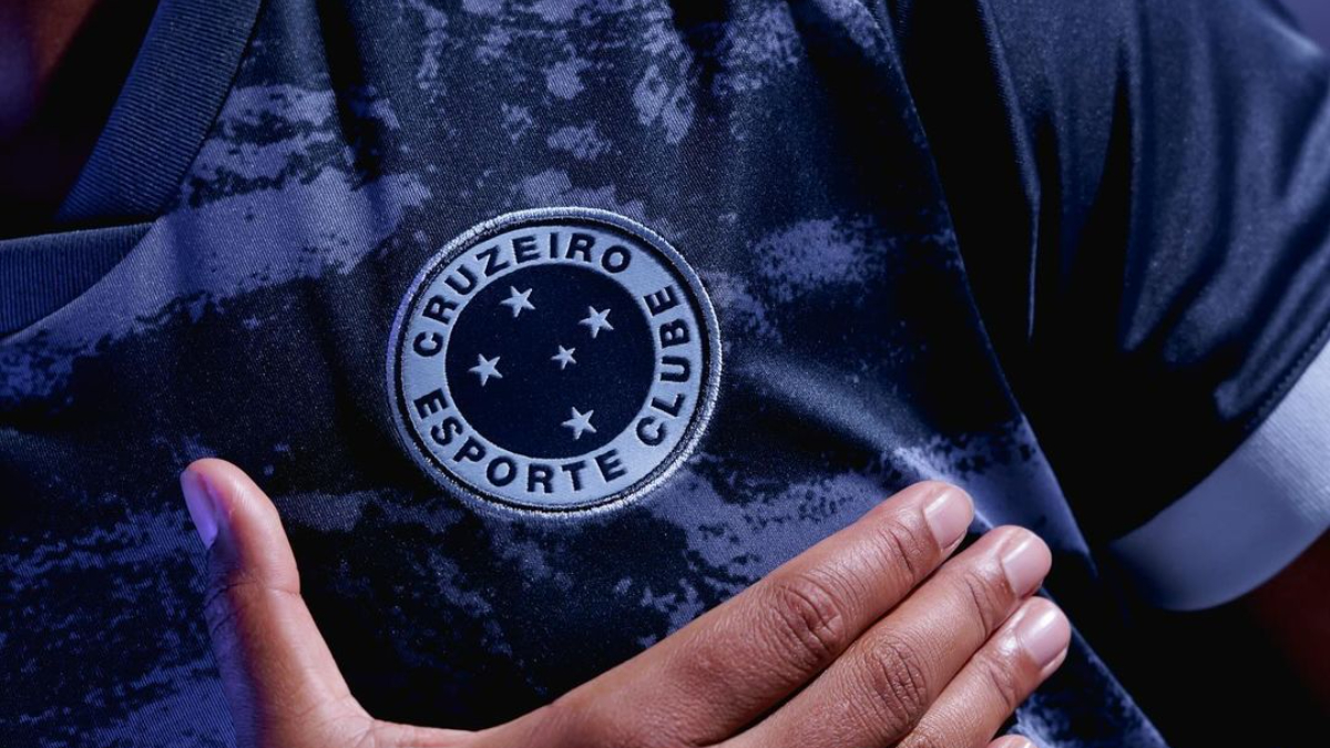 Escudo do novo uniforme número 3 do Cruzeiro para a temporada 2024