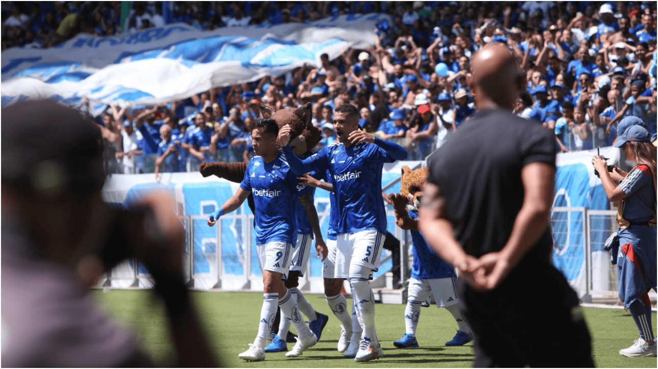 Jogadores do Cruzeiro comemorando gol sobre Atlético-GO (foto: Edésio Ferreira/EM/D.A Press)