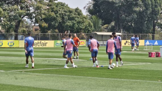 Cruzeiro teve desfalque no treino desta sexta-feira (6/9), na Toca da Raposa 2 (foto: João Victor Pena/EM/D.A Press)