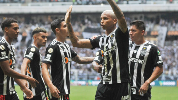 Jogadores do Atlético comemoram gol de Deyverson contra o Bragantino (foto: Gladyston Rodrigues/EM/D.A Press)